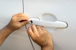 professional locksmith unlock vehicle